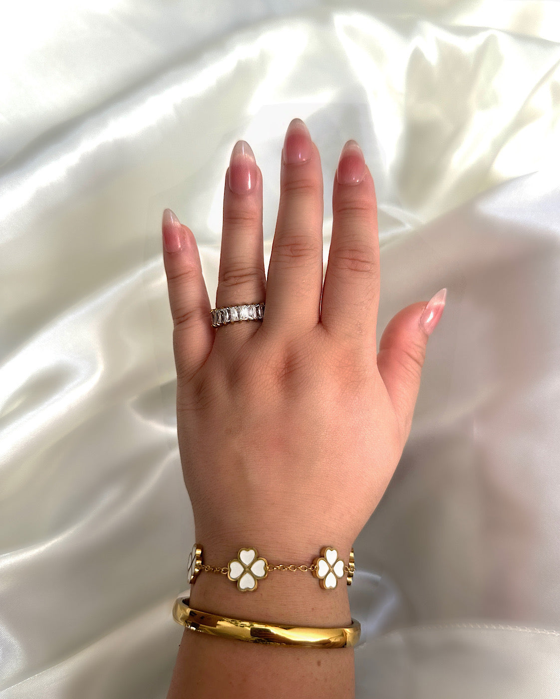 White Classic Clover Armband